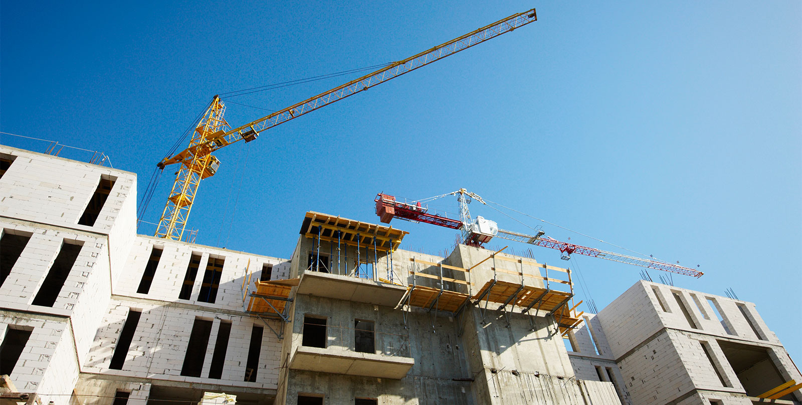Perché i cantieri tradizionali hanno ritardi e come evitarli